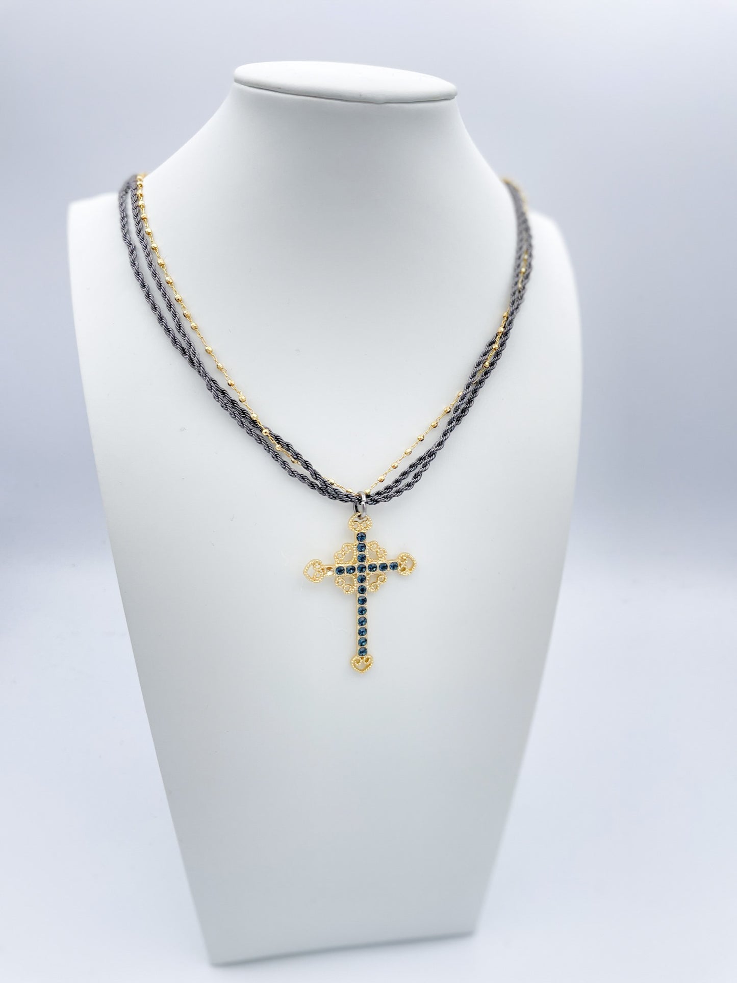 Collar con cruz de Ashley - VENTA FINAL
