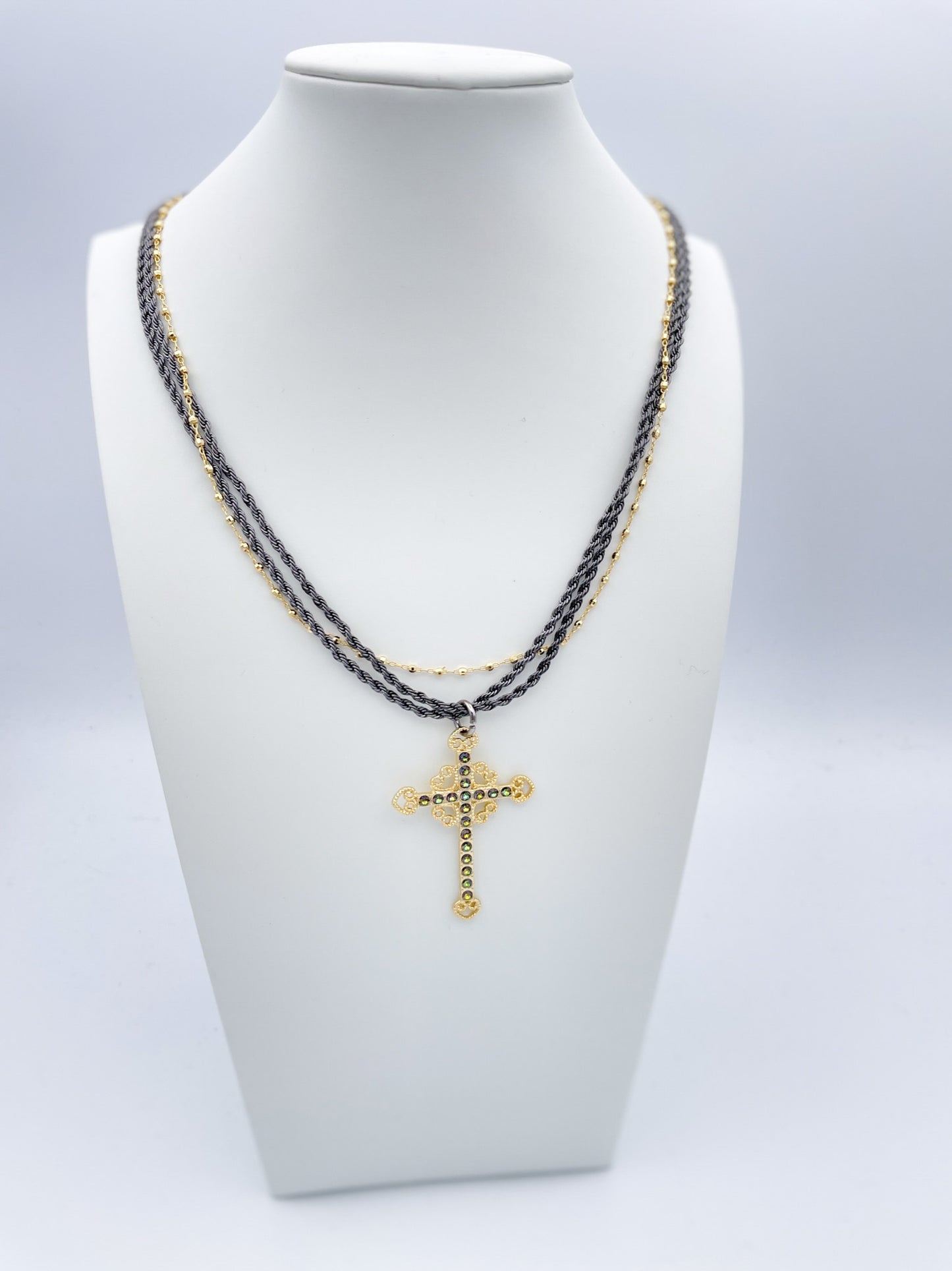 Collar con cruz de Ashley - VENTA FINAL