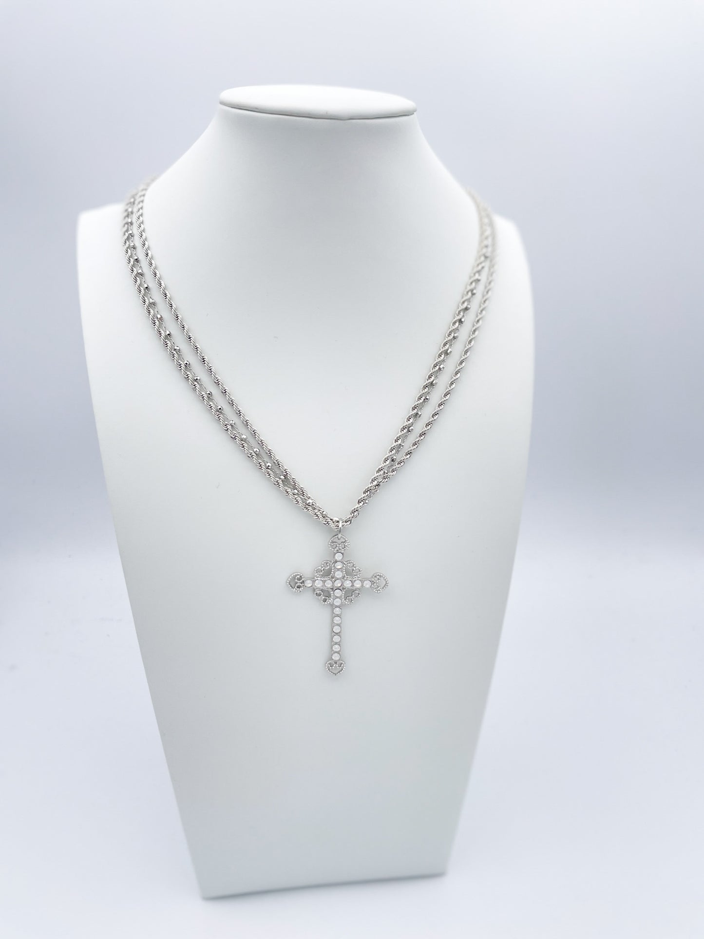 Collar con cruz de Ashley - VENTA FINAL