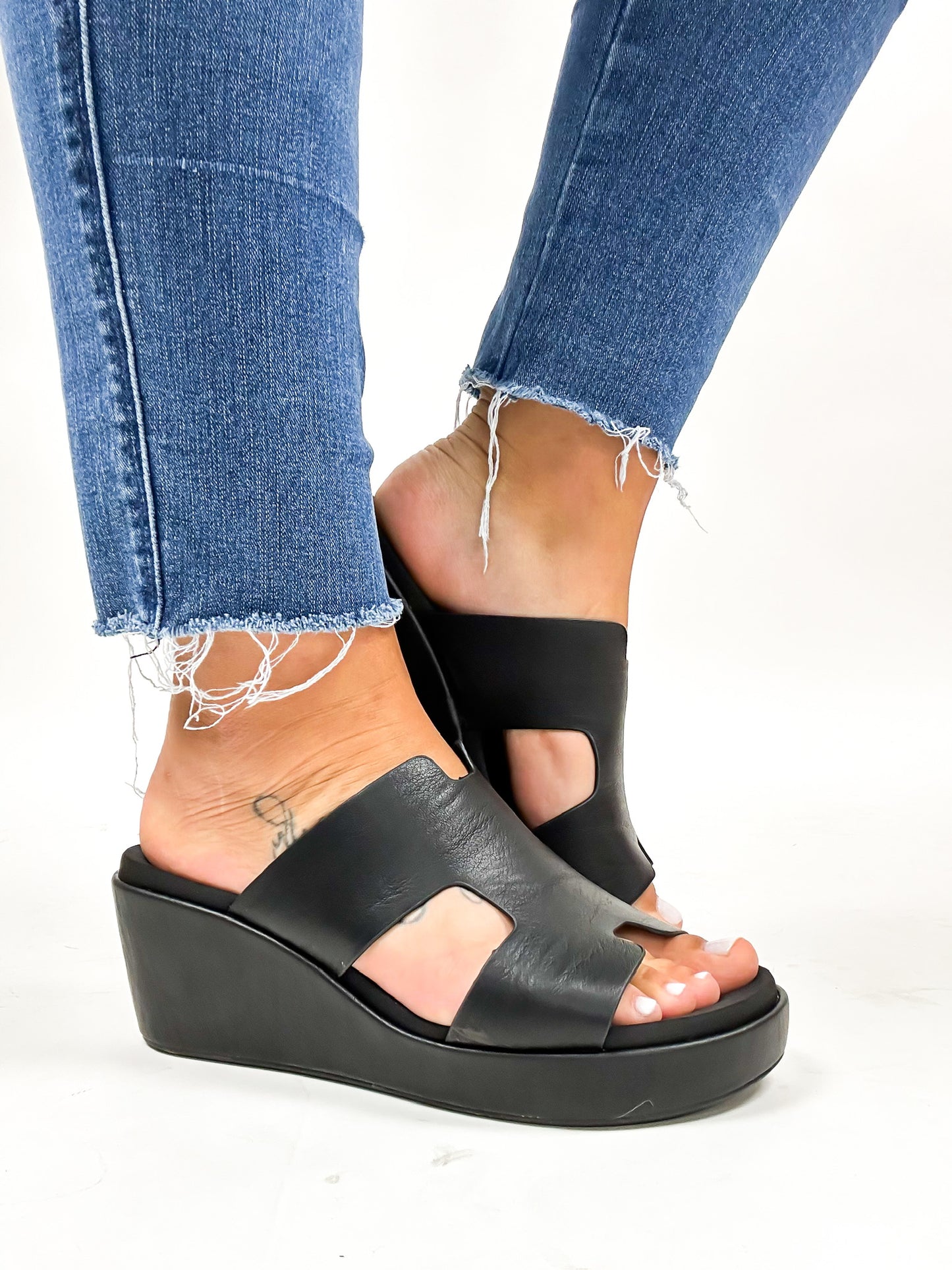 Corky's Black Pucker Up Wedges