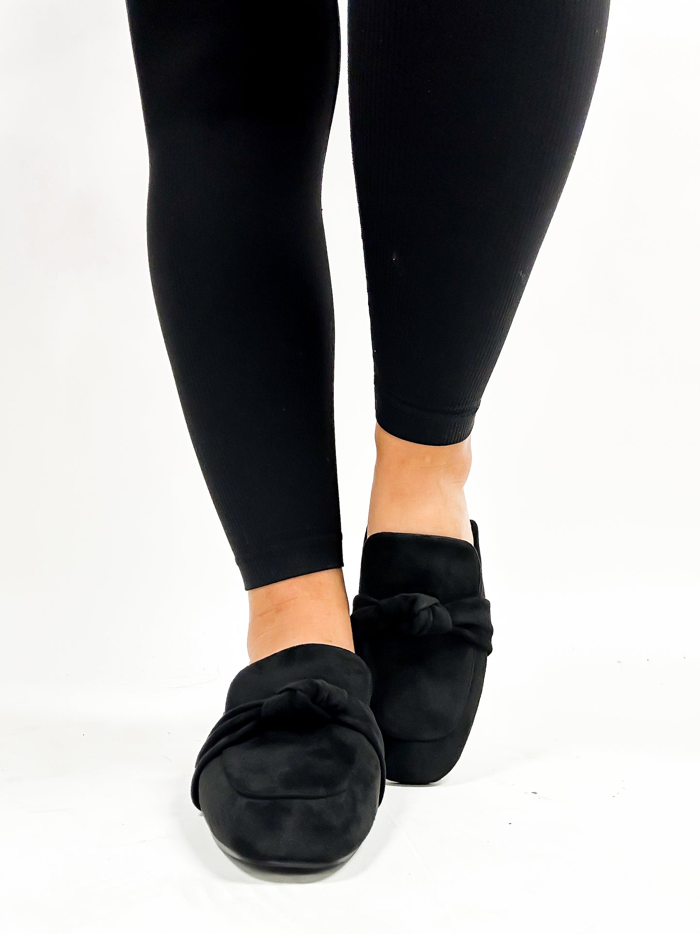 Mules moulantes en faux daim noir de Corky