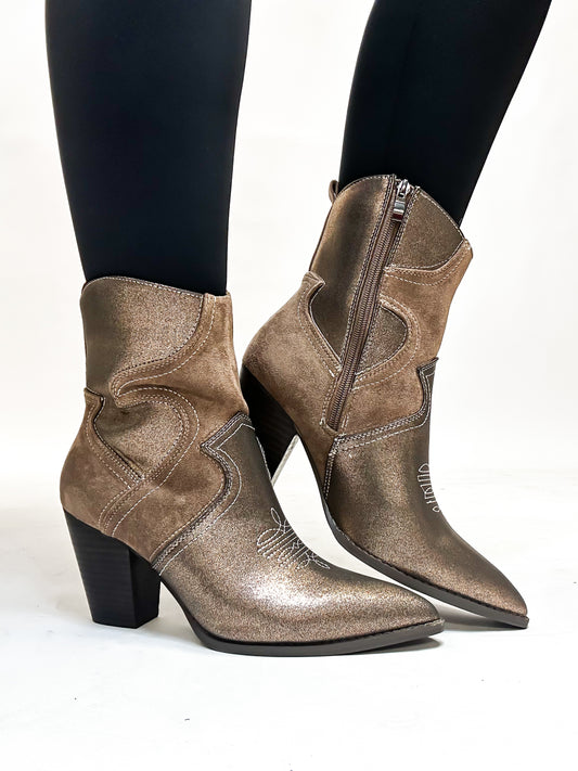 Les belles bottes en bronze de Corky