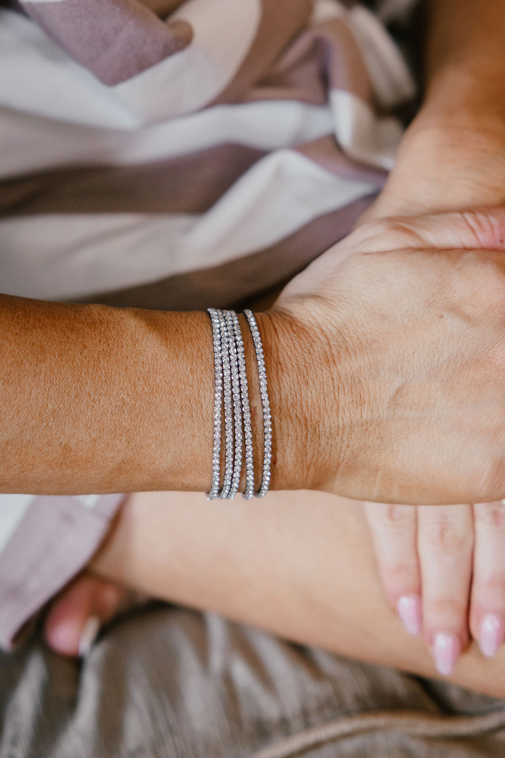 5 Strand Elastic Stretch Bracelets In Crystal Black Nickel