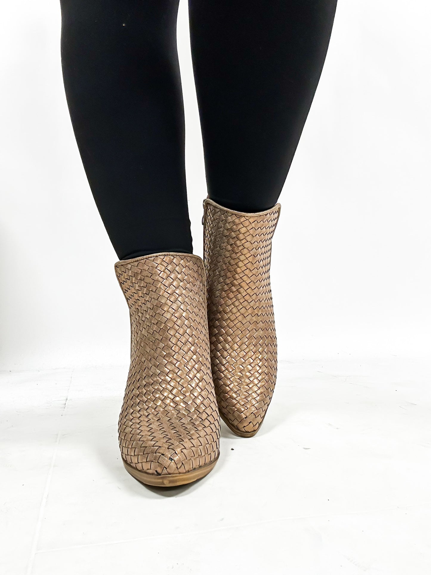 Les bottes en bronze de Corky, venez les chercher