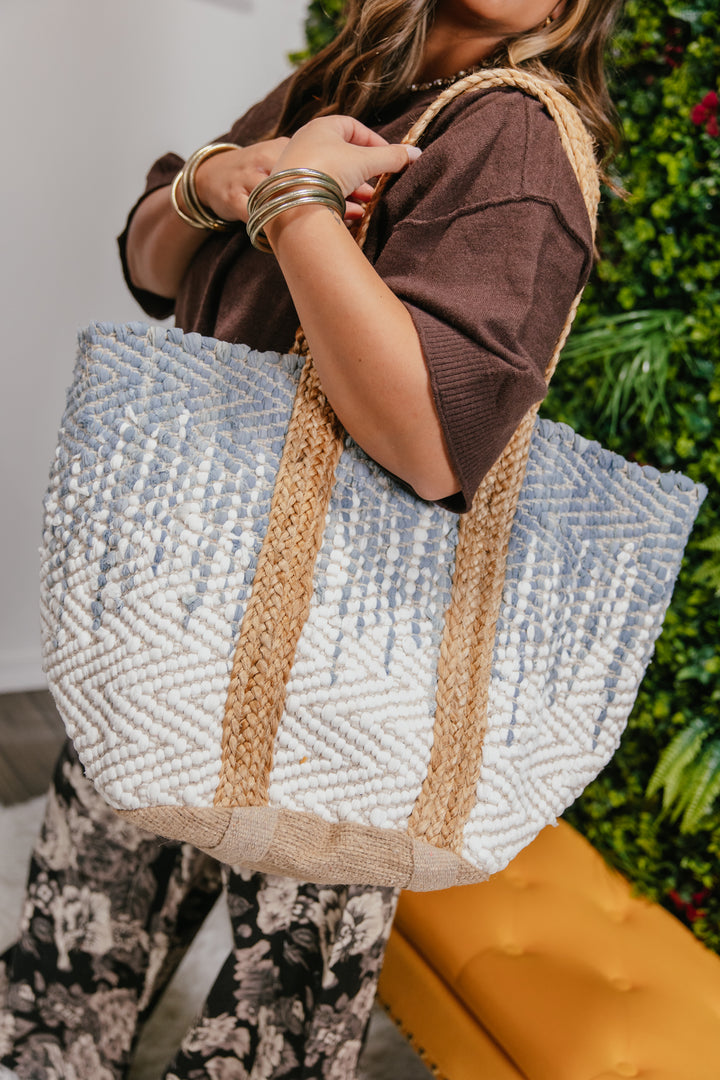 Ocean Avenue Tote In Ivory/sky