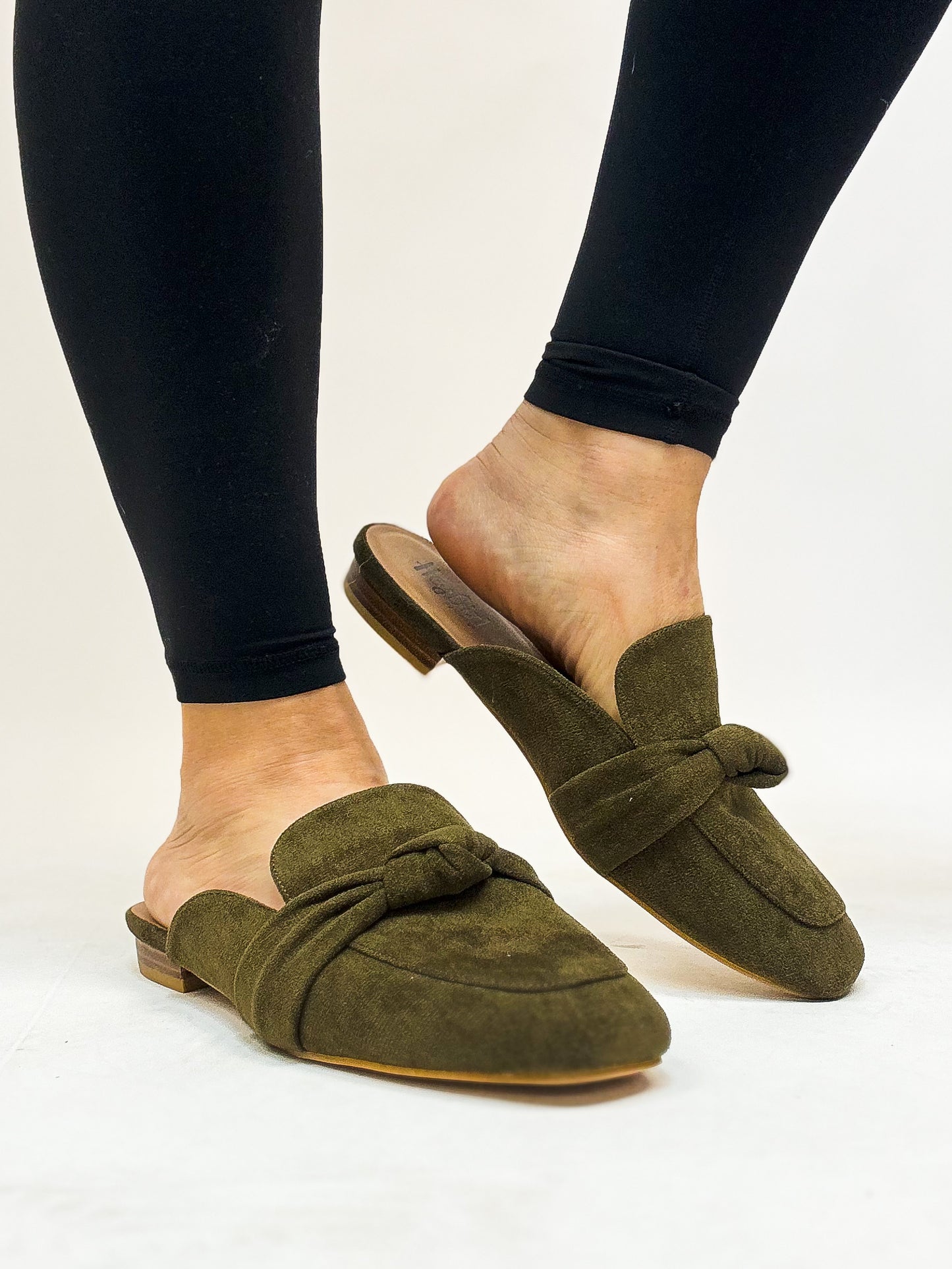 Mules moulantes en faux suède kaki de Corky