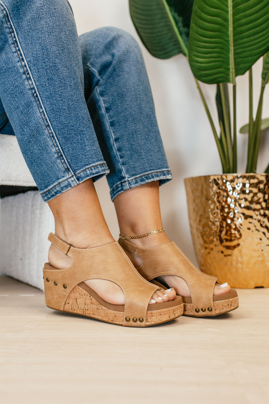 Sandalias lisas Carley de Corky en color caramelo