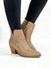 Les bottes en bronze de Corky, venez les chercher