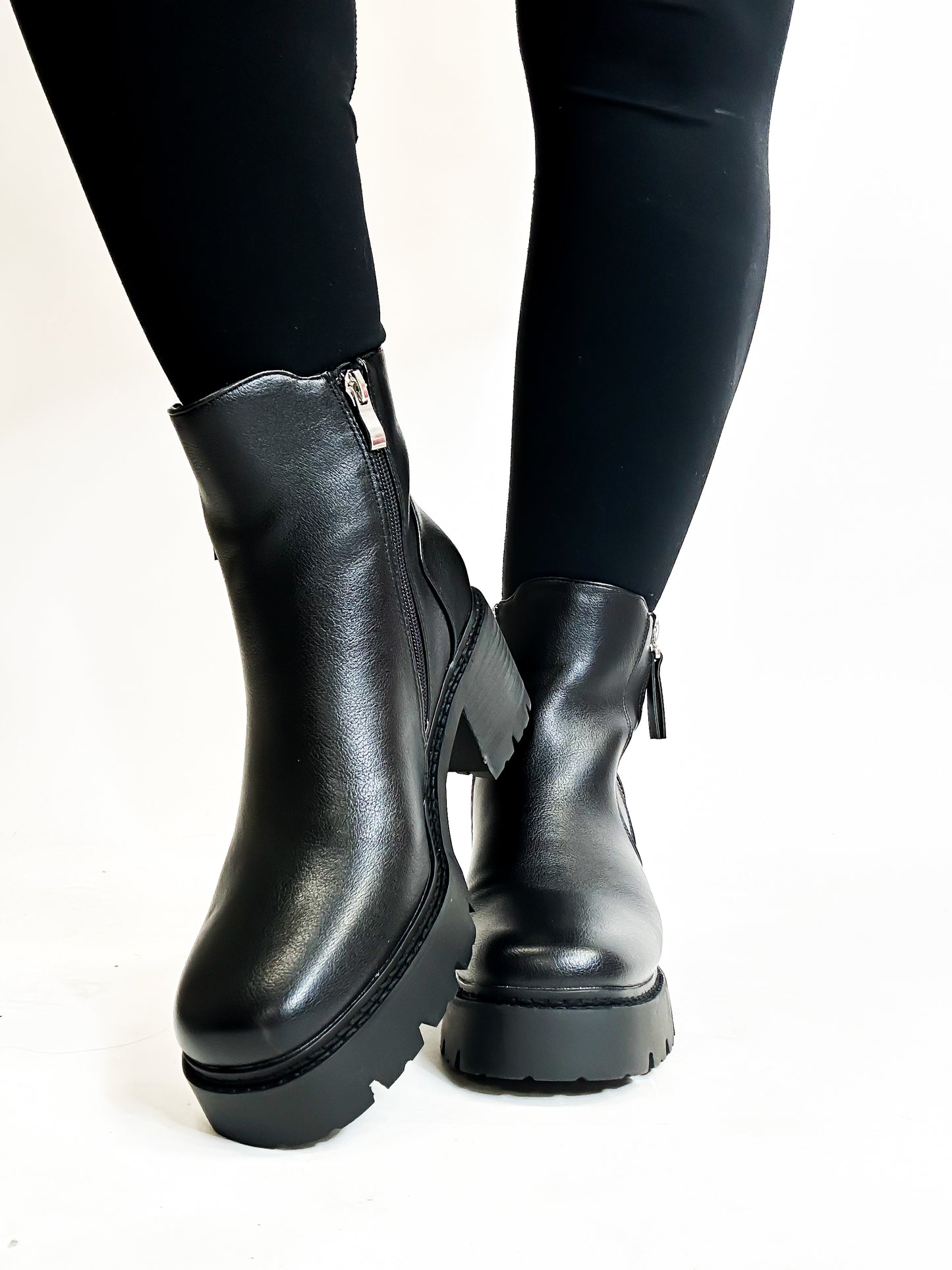 Bottes noires lisses de Corky pour les mauvais coups