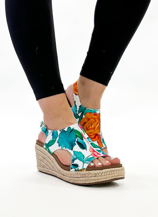 Preventa: sandalias Carley de yute con estampado floral blanco de Corky