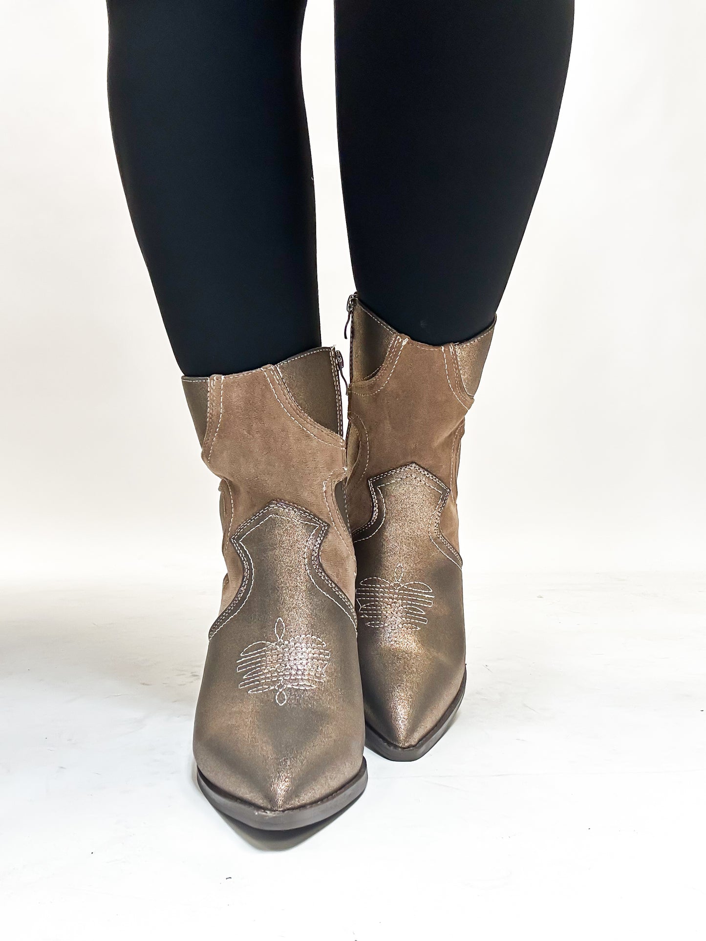 Les belles bottes en bronze de Corky