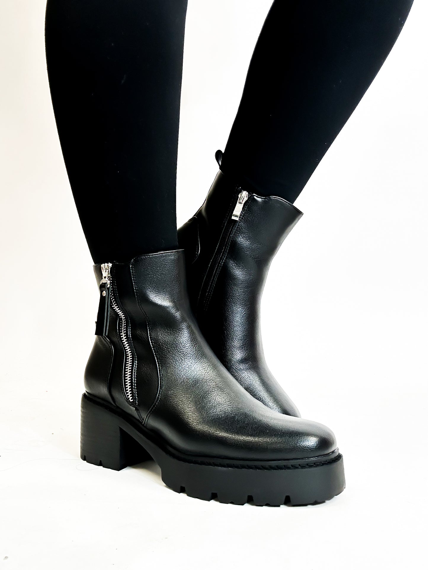 Bottes noires lisses de Corky pour les mauvais coups