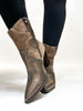 Les belles bottes en bronze de Corky