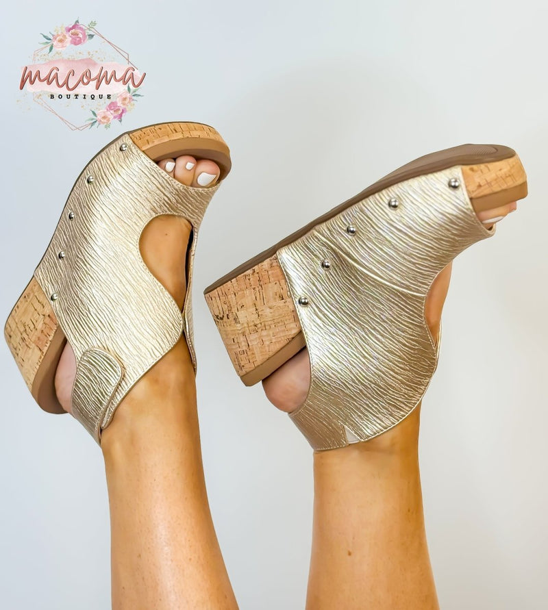 Corky's Champagne Frisky Wedges
