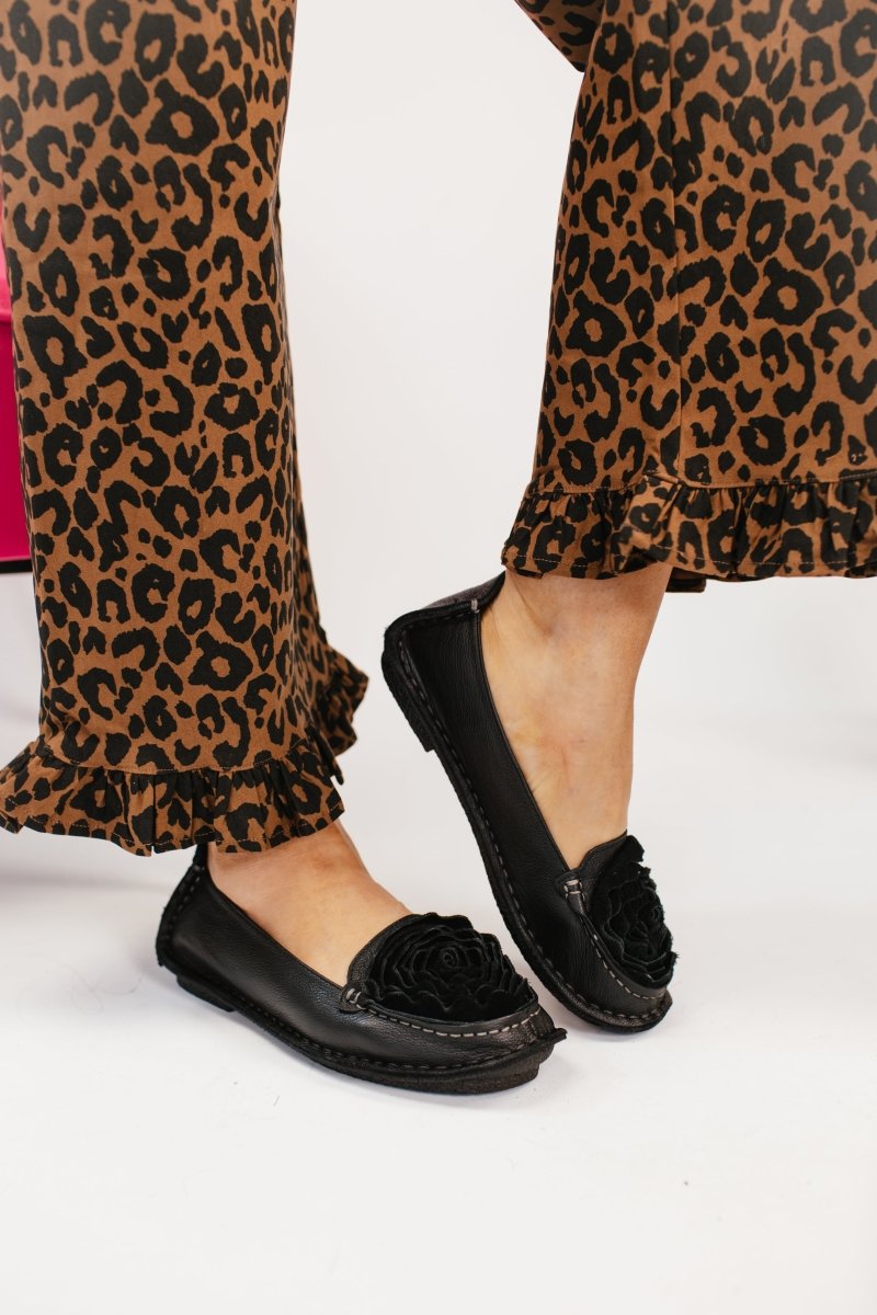 L'artiste Black Dezi Flats - Macoma Boutique305 Flats
